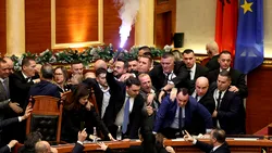 Vot cu bătăi şi fumigene în Parlament (VIDEO)