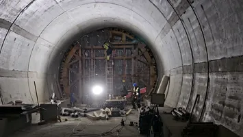 Mobilizare bună pe șantierul secțiunii 4 a autostrăzii Sibiu – Pitești. Utilajele traversează din nou tunelurile, cu o altă misiune (VIDEO)