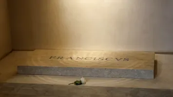 Mormântul Papei Francisc, inscripționat greșit. Tipografii susțin că „grafic, nu e ok”