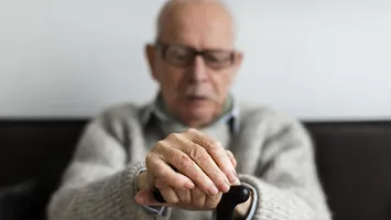 Pensionar de 89 de ani lăsat fără 52.000 de lei prin „metoda porumbelului”