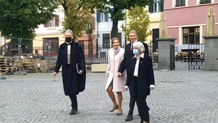 Președintele Klaus Iohannis și soția sa, surprinși fără mască de protecție duminică la Sibiu
