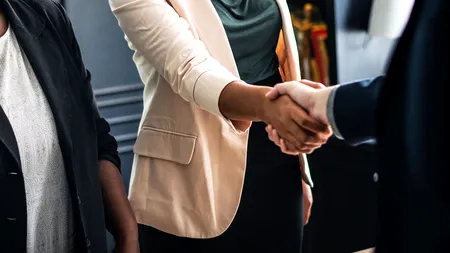 Lecția românească de supraviețuire: atacă atunci când ceilalți îngheață! Radiografia unui paradox economic în 2026