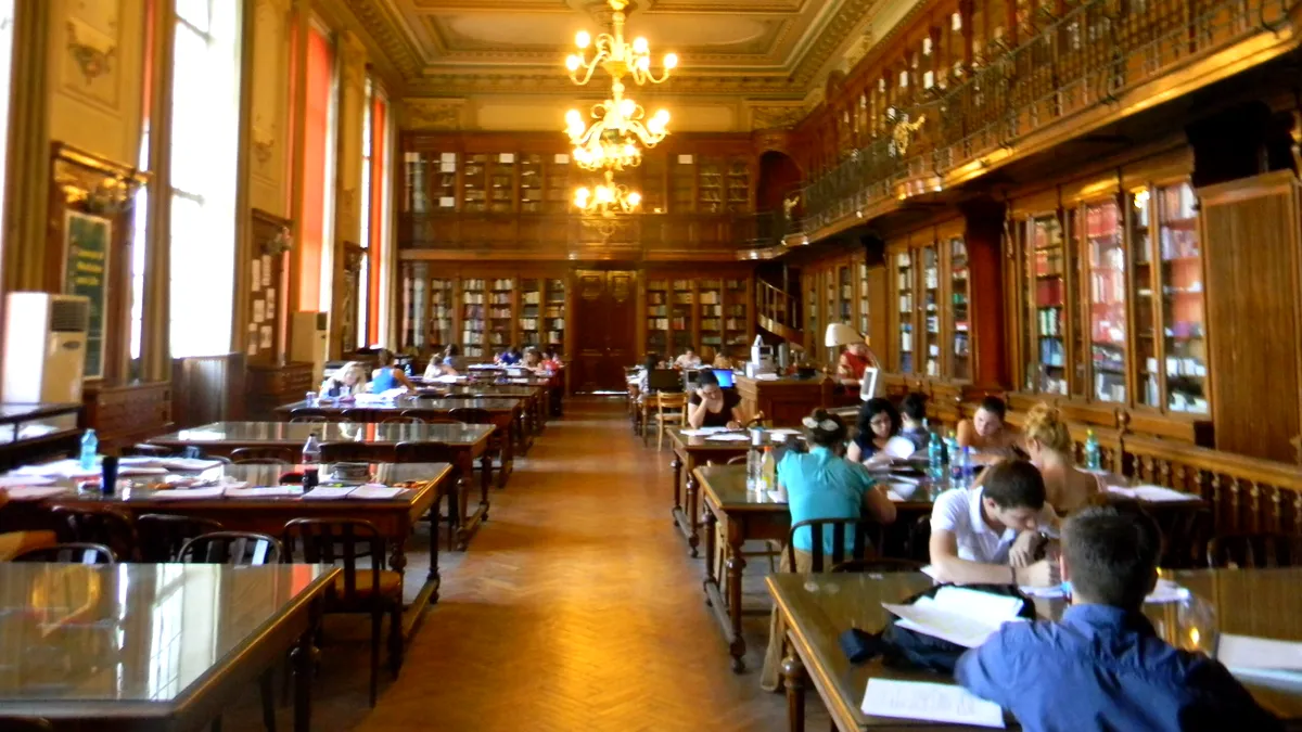 O realitate dură în „România Educată”: Un bibliotecar la o bibliotecă