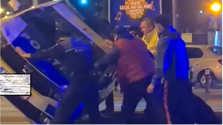 Maşină de poliţie, răsturnată în București