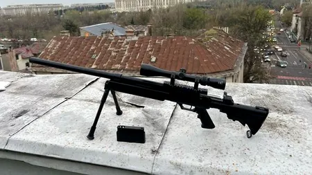 Trupele SIAS, intervenţie în forţă după ce un bărbat şi nepotul său au ieşit pe terasa unui bloc din Capitală cu o armă cu lunetă