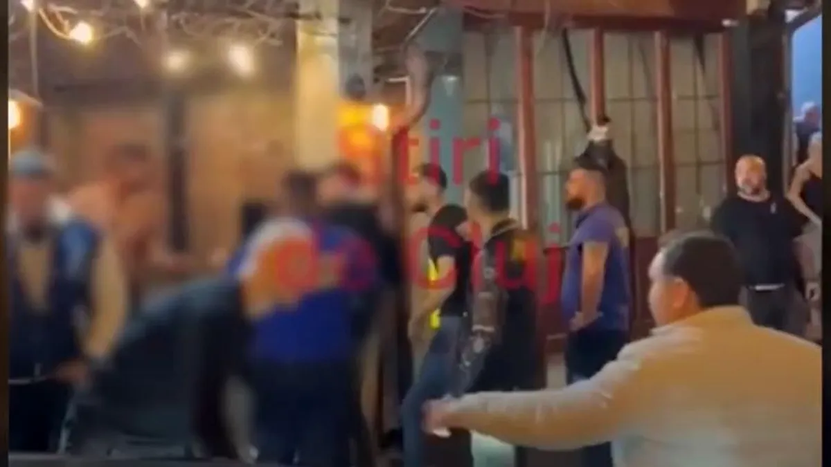 Bătaie generalizată în fața clubului, agenții de pază stau și se uită (VIDEO)
