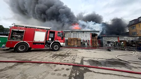 Alertă în București! Incendiu de proporții cu risc de extindere la un depozit (VIDEO)