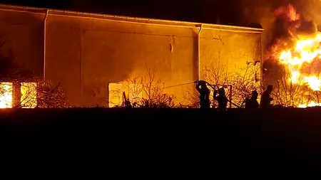Incendiu la un depozit de materiale din marginea Capitalei, 7 evacuați