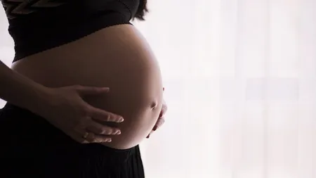 O femeie cu două utere a născut gemeni: Fiecare bebeluș s-a dezvoltat separat în câte un uter