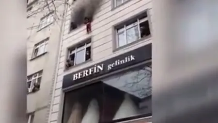 VIDEO O mamă își aruncă copiii de la etajul trei în păturile întinse de vecini pentru a-i salva de incendiu