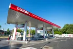 Motorină pentru Moscova: Lukoil a primit, în ultimul an, contracte de milioane de lei de la autorități românești