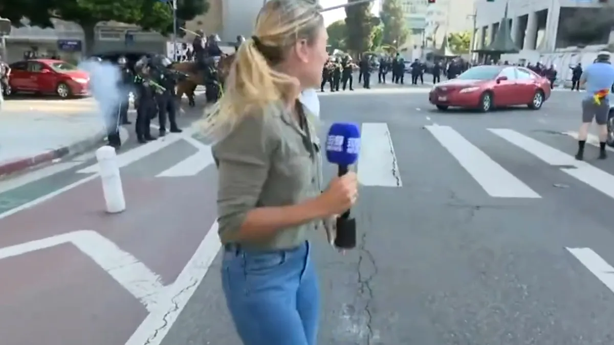 Jurnalistă împușcată de poliția din Los Angeles cu un glonț de cauciuc, în timpul unei transmisiuni în direct (VIDEO)