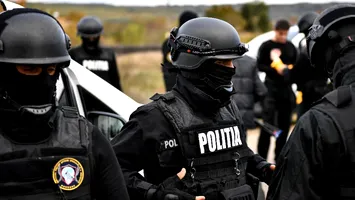 Descinderi în România, la cererea poliției franceze. Mai mulți cetățeni ar fi folosit carduri clonate la benzinării