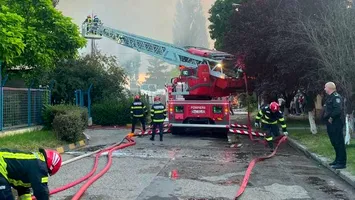 Incendiu de proporții în Hunedoara: o hală, o clădire administrativă și mii de metri pătrați de deșeuri plastice, cuprinse de flăcări