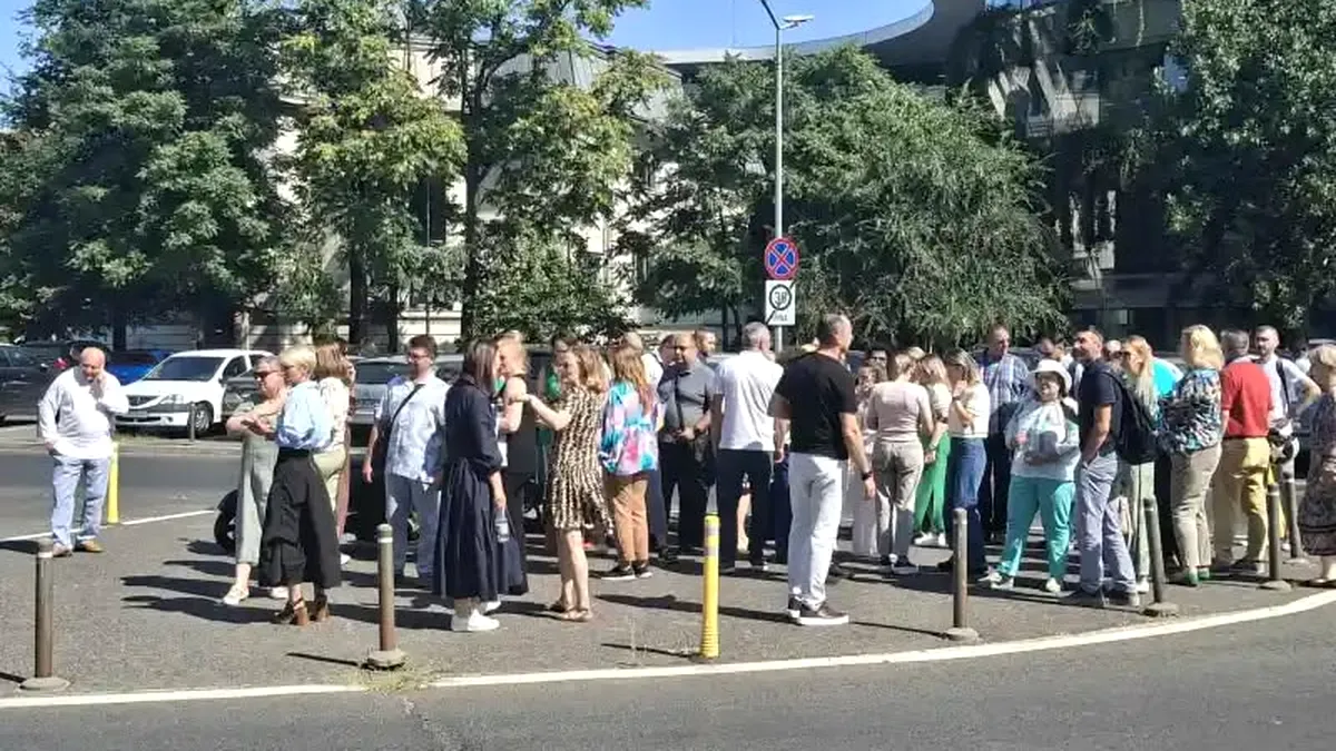 Protest la Palatul Victoria: Cum plâng cei cu sporuri de lux că li se taie… luxul