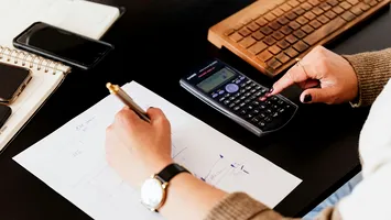 Veniturile gospodăriilor româneşti cresc, dar sunt aproape complet absorbite de cheltuieli