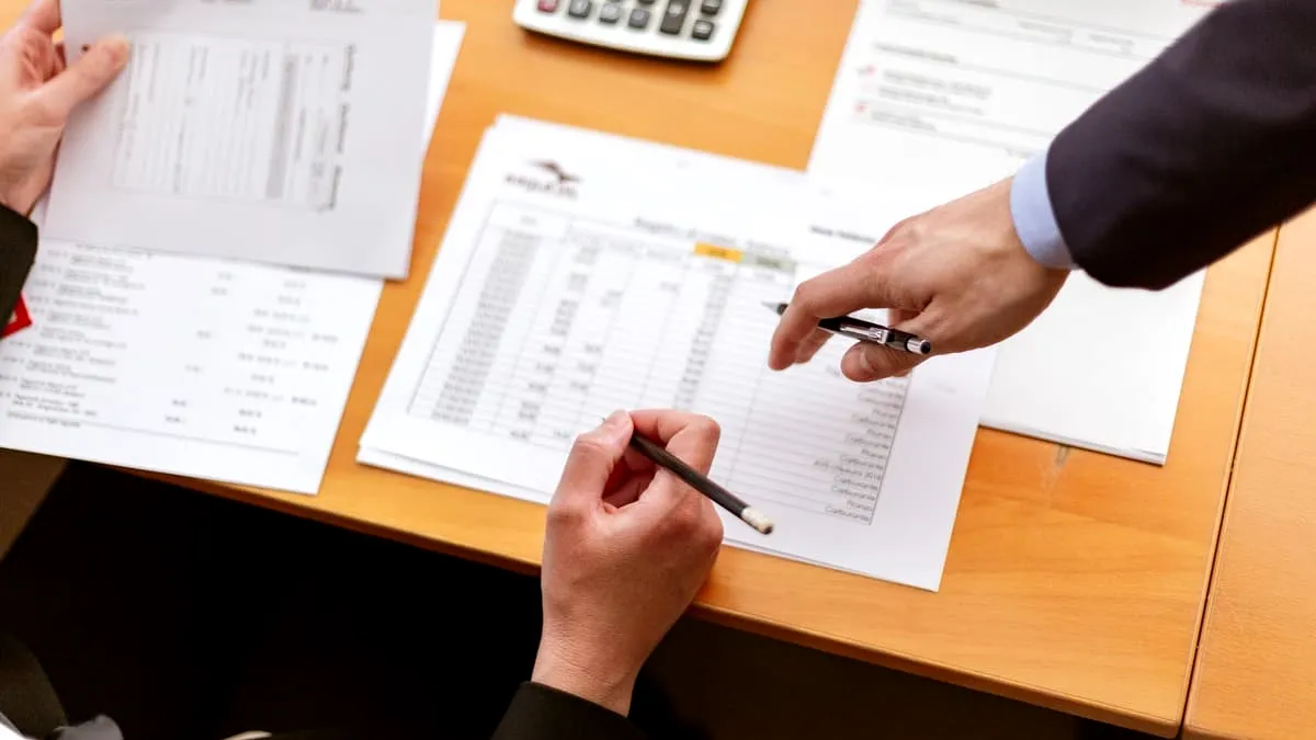 România, în prăpastie economică. Firmele private se prăbușesc, companiile de stat trăiesc pe datorie