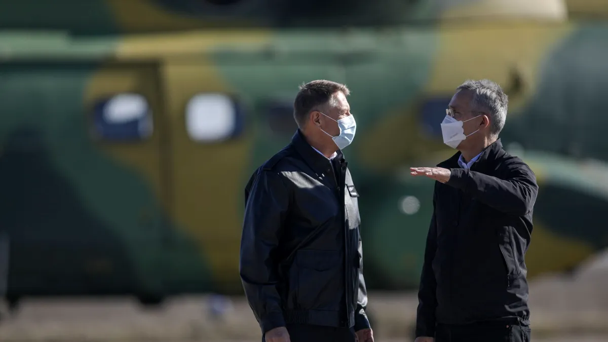 LIVE Președintele României și secretarul general NATO, la Baza Aeriană Mihail Kogălniceanu / Stoltenberg: NATO nu va face compromisuri / Iohannis: Sunt evidente strategia de intimidare și tendințele inacceptabile ale Rusiei (VIDEO)