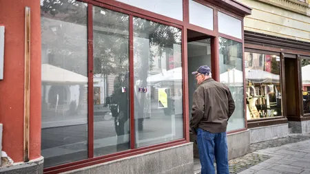 „Vreau să cumpăr. Sună-mă” – mesaje pe geamurile imobilului lui Iohannis, executat silit de ANAF