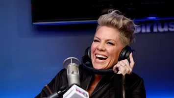 Pink, pe masa de operație chiar înainte de Revelion. Mesaj puternic despre curaj și putere