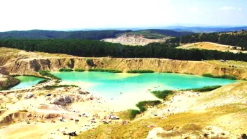 Locul din Transilvania unde apa e turcoaz și malul e din nisip. Cum ajungi în „Maldivele de România”