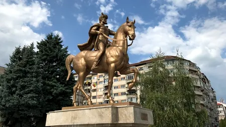 Batjocură. Primăria Târgoviște a ascuns statuia lui Mihai Viteazul după un cort uriaș și printre tarabe cu mărțișoare