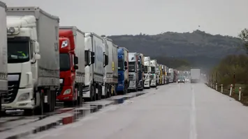 Restricții de circulație pentru camioane pe fondul codului roșu de caniculă, în 14 județe din sudul țării