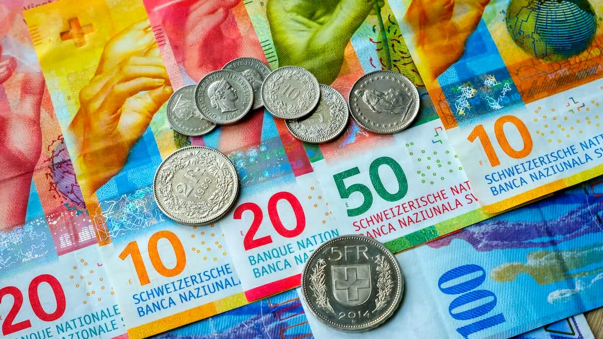 Leul câştigă mai mult de doi bani în raport cu francul elveţian, la cursul oficial