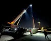 Mobilizare maximă în toiul nopții pe lotul 1 al A0 Nord. „Armata“ Retter montează cele 12 grinzi și 104 predale de la pasajul peste DN1A (VIDEO)