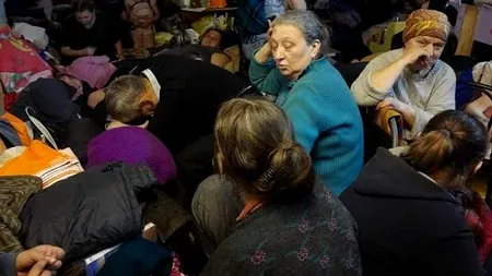Oamenii se adăpostesc în metroul din Kiev în timp ce Rusia le bombardează orașul