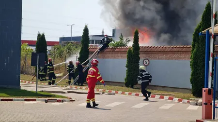 Alba Iulia: Incendiu la un depozit de materiale plastice