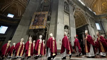 Astăzi ar putea fi anunţată data conclavului pentru alegerea noului Papă