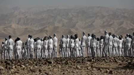 200 de persoane au pozat nud în apropiere de Marea Moartă (VIDEO)