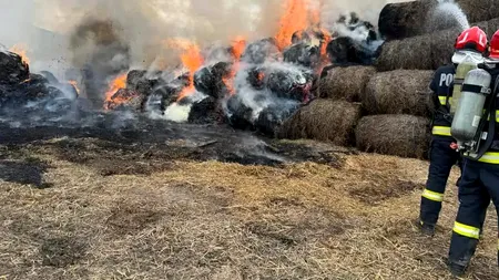 Incendiu în apropierea unui castel istoric din Alba. 4.000 de baloți de paie au fost cuprinși de flăcări