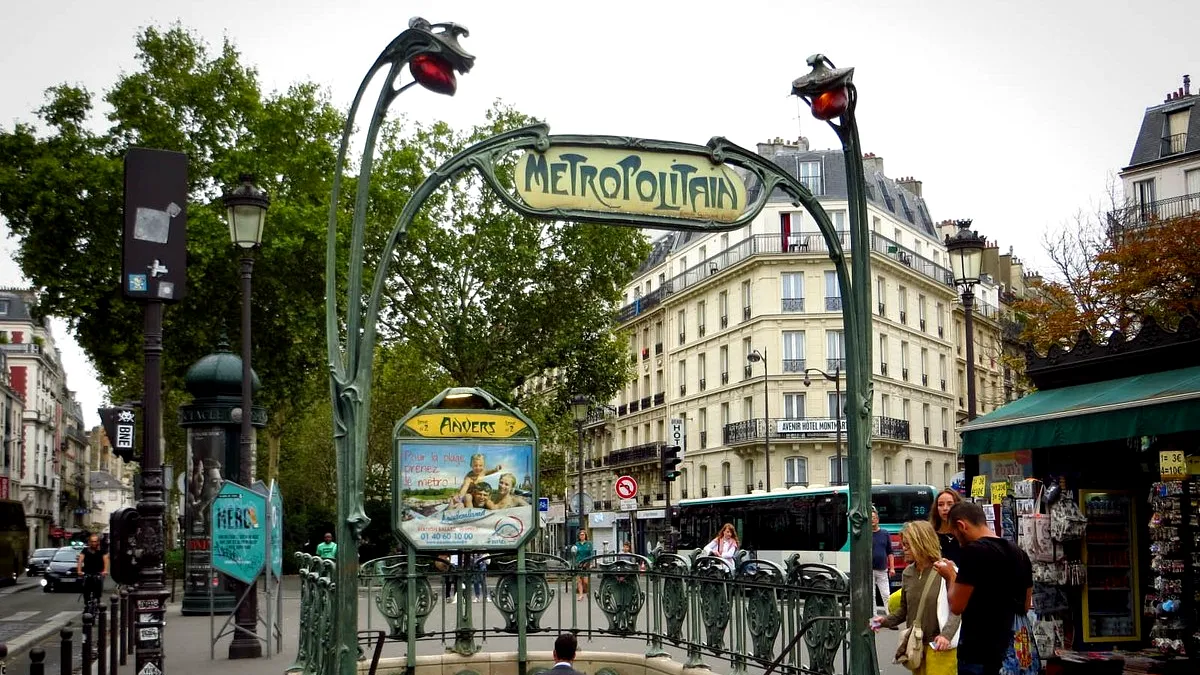 Metroul din Paris:  Omagiu adus Reginei Elisabetei a II-a