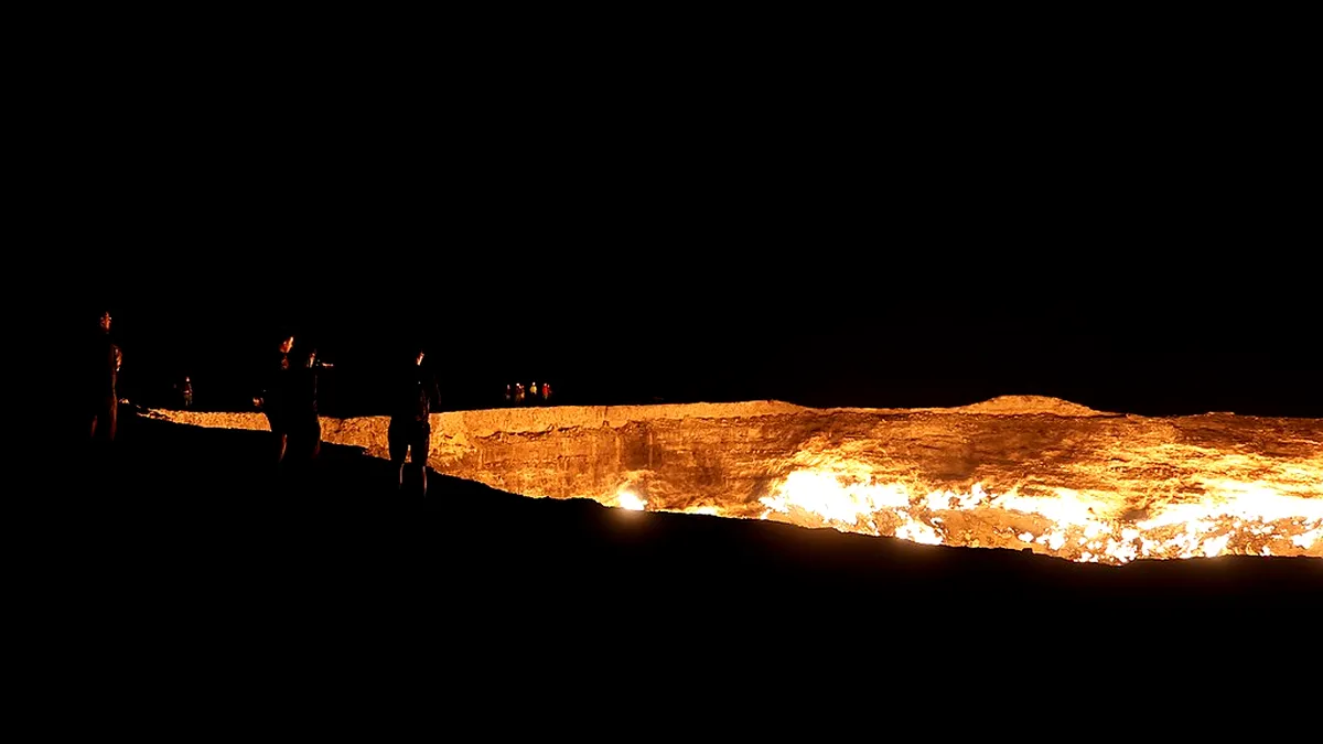 „Porțile Iadului” se închid după jumătate de secol: Turkmenistan reduce incendiul care a ars neîncetat 50 de ani