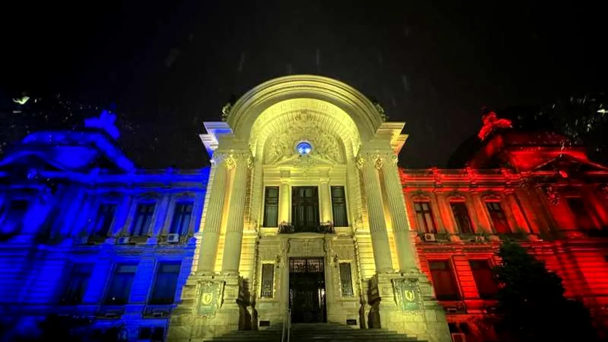 Palatul CEC, iluminat în culorile Tricolorului, de Ziua Națională a României