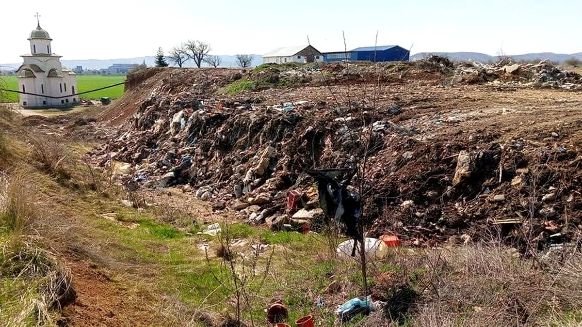 Primăria orașului Băicoi a fost amendată cu 50.000 de lei de Garda de Mediu pentru depozitarea necontrolată a deșeurilor