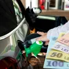 Aproape 7 lei din 10 plătiți la pompă ajung la stat. Cum este „umflat” prețul combustibililor