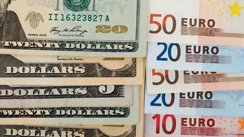 Euro, ridicat pe umeri de taxele lui Trump