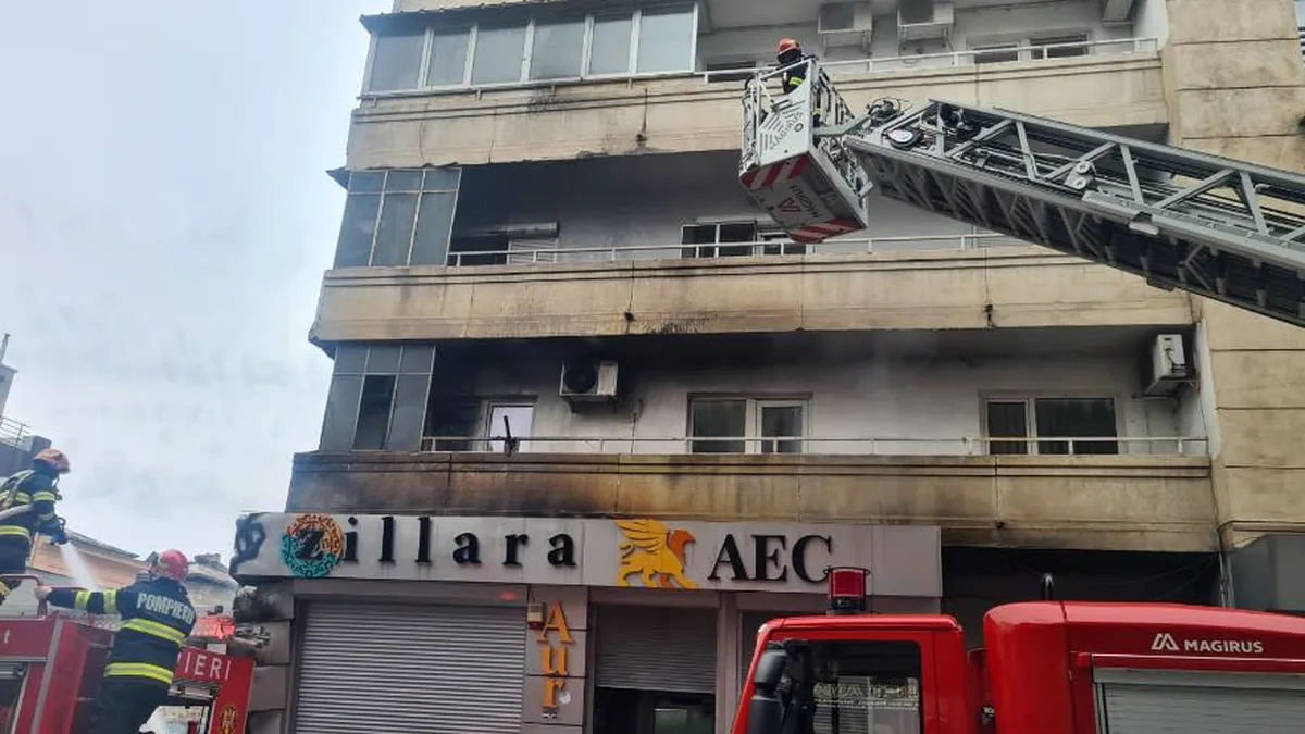 Incendiu în Centrul Vechi din București. Au luat foc gunoaiele de lângă un bloc (VIDEO)