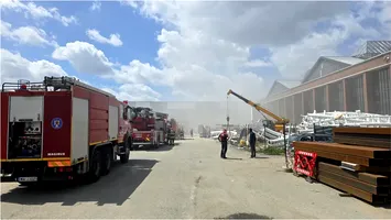 Incendiu în Capitală cu pericol de propagare, în zona Halei Laminor