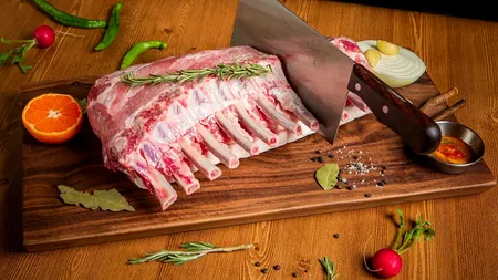Trucuri pentru a prepara carnea de miel ca să nu miroasă