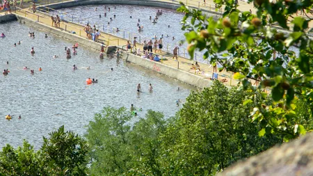Stațiunea din România care își schimbă culoarea în fiecare an. Explicațiile specialiștilor
