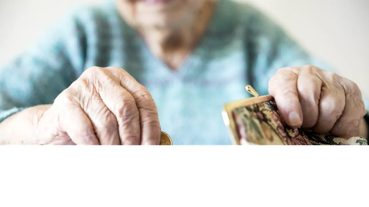 Vești bune pentru seniori: când se virează pensiile în aprilie și cine primește bani în plus