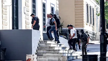 Cătușe, veste antiglonț și escortă armată: apariție spectaculoasă a lui Plahotniuc în instanța din Grecia