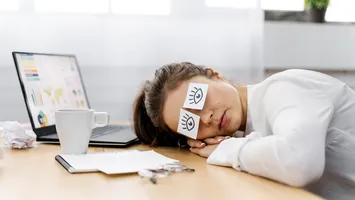 Un angajat la stat lucrează 49 de ore pe zi. Cum e posibil?