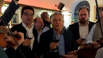 Viktor Orbán a petrecut cu lăutari la Cluj-Napoca, înainte de congresul UDMR. Premierul Ungariei a cântat un cântec popular controversat (VIDEO)