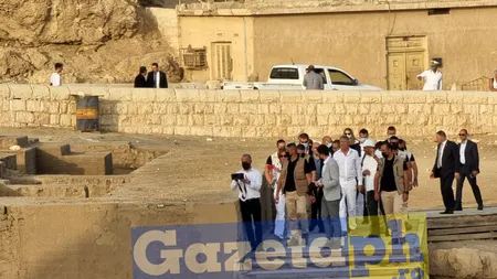 Țara arde, Iohannis e în vizită la piramide (galerie foto)