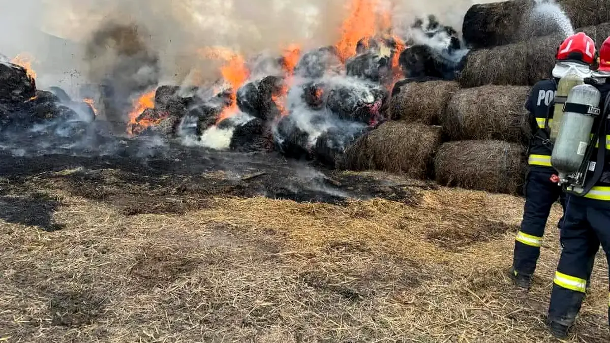 Incendiu în apropierea unui castel istoric din Alba. 4.000 de baloți de paie au fost cuprinși de flăcări